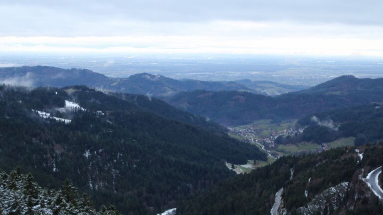 Dieses Bild zeigt eine Webcam-Aufnahme vom Achertal, aufgenommen am Montag, den 24.11.2025 um 16:20 Uhr. Die Temperatur betrug 0.6°C.