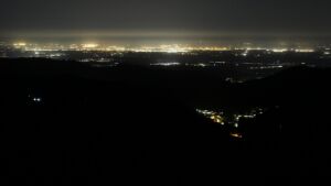 Dieses Bild zeigt eine Webcam-Aufnahme vom Achertal, aufgenommen am Freitag, den 24.04.2026 um 04:00 Uhr. Die Temperatur betrug 7.6°C.