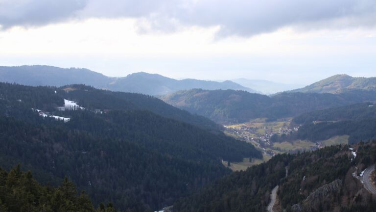 Dieses Bild zeigt eine Webcam-Aufnahme vom Achertal, aufgenommen am Sonntag, den 01.02.2026 um 15:30 Uhr. Die Temperatur betrug 5.1°C.