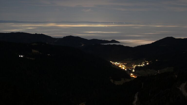 Dieses Bild zeigt eine Webcam-Aufnahme vom Achertal, aufgenommen am Mittwoch, den 25.02.2026 um 21:30 Uhr. Die Temperatur betrug 9.8°C.