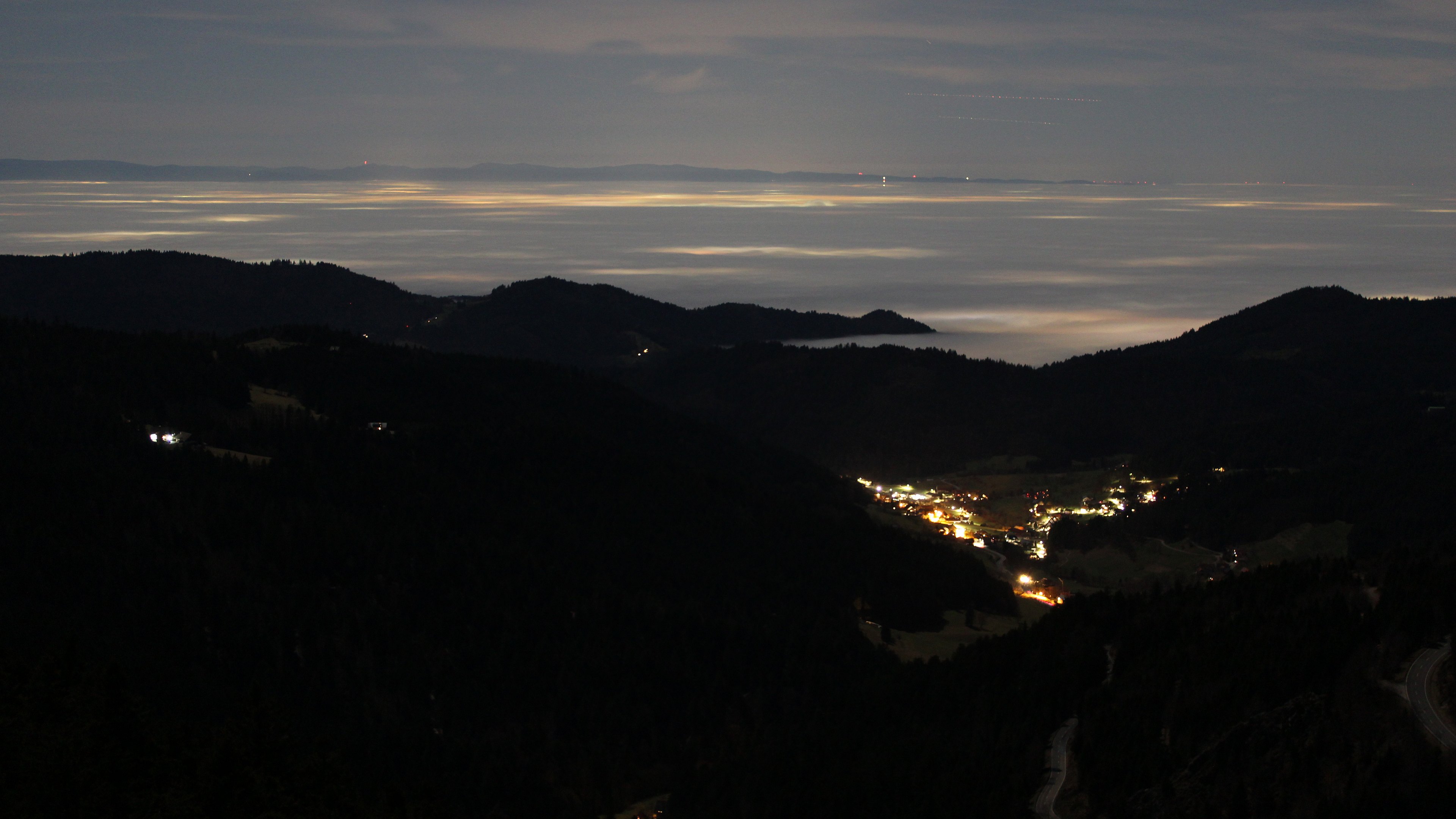 Dieses Bild zeigt eine Webcam-Aufnahme vom Achertal, aufgenommen am Mittwoch, den 25.02.2026 um 21:30 Uhr. Die Temperatur betrug 9.8°C.