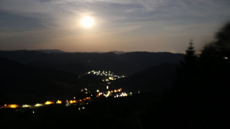 Dieses Bild zeigt eine Webcam-Aufnahme vom Achertal, aufgenommen am Samstag, den 27.06.2026 um 01:30 Uhr. Die Temperatur betrug 28.9°C.