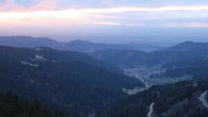 Dieses Bild zeigt eine Webcam-Aufnahme vom Achertal, aufgenommen am Samstag, den 28.02.2026 um 18:20 Uhr. Die Temperatur betrug 3.8°C.