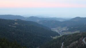 Dieses Bild zeigt eine Webcam-Aufnahme vom Achertal, aufgenommen am Freitag, den 12.12.2025 um 08:10 Uhr. Die Temperatur betrug 7.6°C.