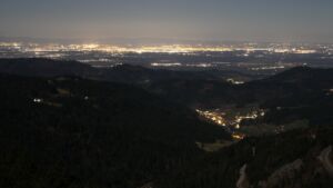 Dieses Bild zeigt eine Webcam-Aufnahme vom Achertal, aufgenommen am Sonntag, den 01.03.2026 um 20:30 Uhr. Die Temperatur betrug 3.9°C.