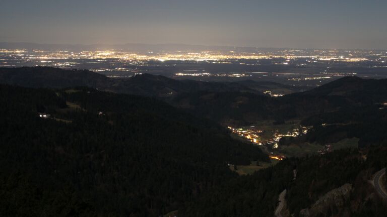 Dieses Bild zeigt eine Webcam-Aufnahme vom Achertal, aufgenommen am Sonntag, den 01.03.2026 um 20:30 Uhr. Die Temperatur betrug 3.9°C.