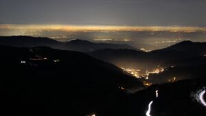 Dieses Bild zeigt eine Webcam-Aufnahme vom Achertal, aufgenommen am Samstag, den 27.12.2025 um 19:30 Uhr. Die Temperatur betrug 3.2°C.