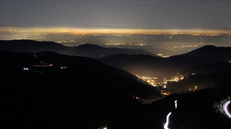 Dieses Bild zeigt eine Webcam-Aufnahme vom Achertal, aufgenommen am Samstag, den 27.12.2025 um 19:30 Uhr. Die Temperatur betrug 3.2°C.