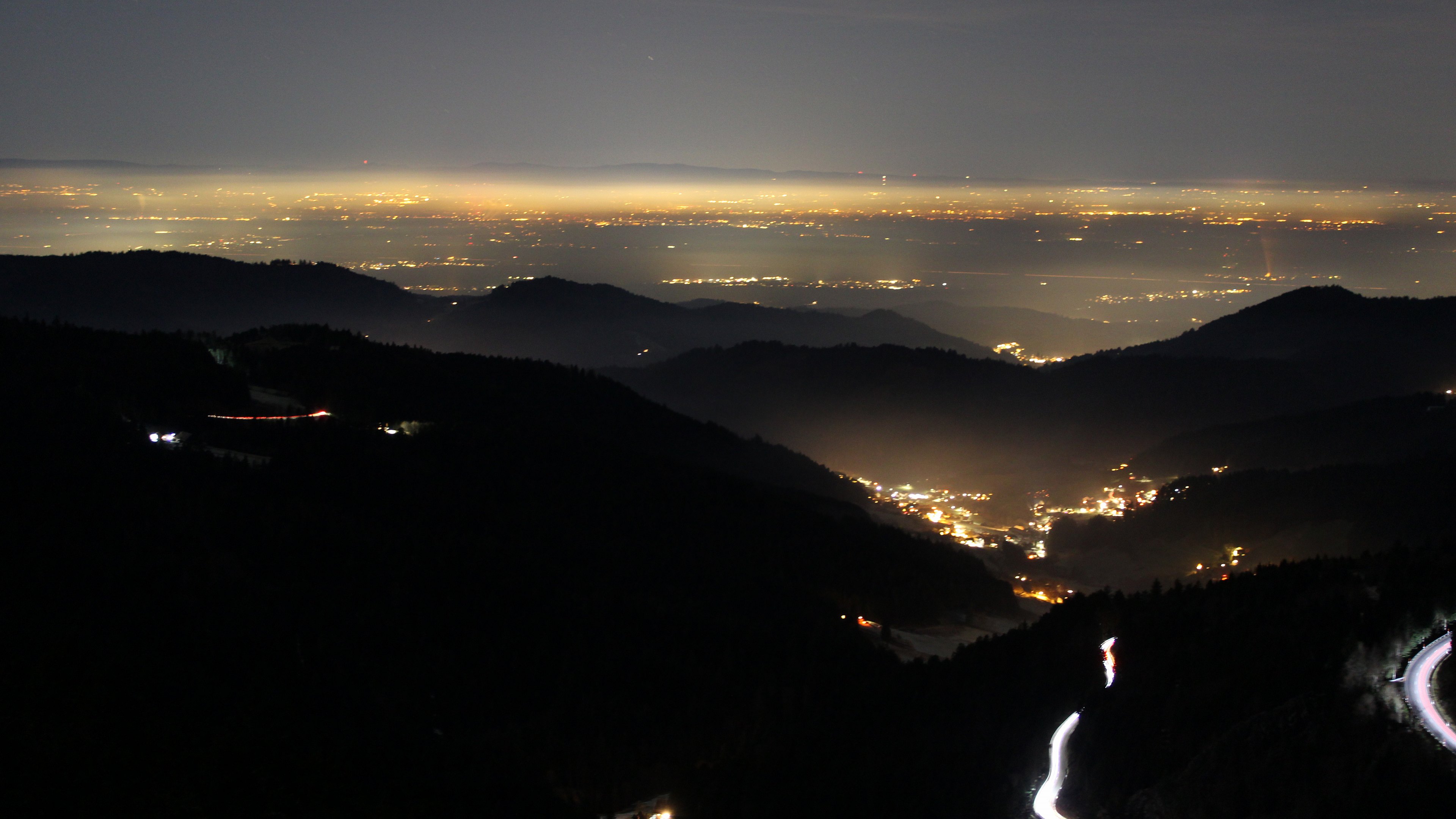 Dieses Bild zeigt eine Webcam-Aufnahme vom Achertal, aufgenommen am Samstag, den 27.12.2025 um 19:30 Uhr. Die Temperatur betrug 3.2°C.