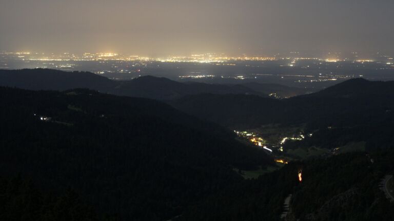 Dieses Bild zeigt eine Webcam-Aufnahme vom Achertal, aufgenommen am Mittwoch, den 13.08.2025 um 04:40 Uhr. Die Temperatur betrug 21.6°C.