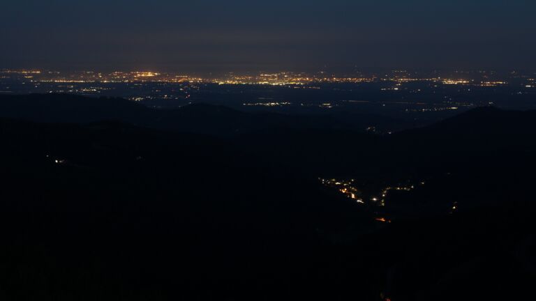 Dieses Bild zeigt eine Webcam-Aufnahme vom Achertal, aufgenommen am Dienstag, den 26.08.2025 um 05:40 Uhr. Die Temperatur betrug 14.4°C.