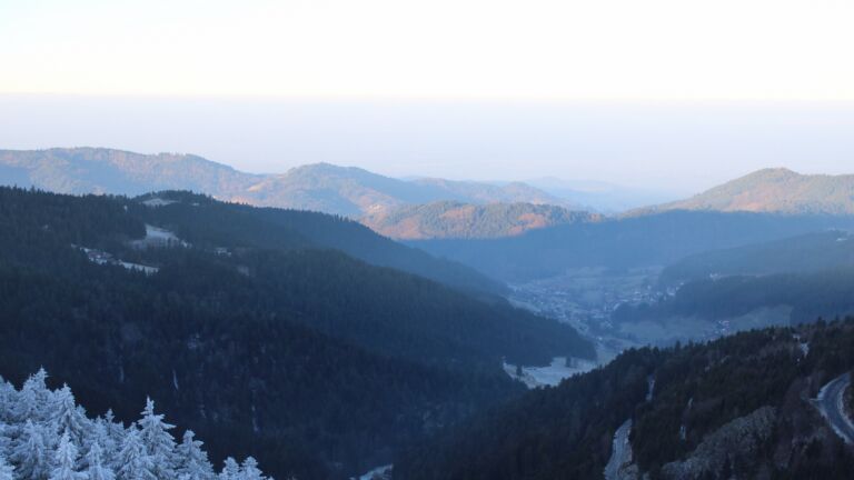 Dieses Bild zeigt eine Webcam-Aufnahme vom Achertal, aufgenommen am Freitag, den 26.12.2025 um 09:10 Uhr. Die Temperatur betrug 0.6°C.