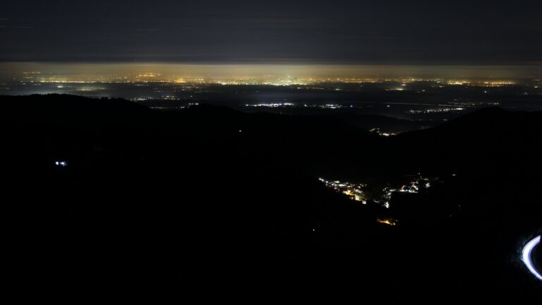 Dieses Bild zeigt eine Webcam-Aufnahme vom Achertal, aufgenommen am Montag, den 09.02.2026 um 22:30 Uhr. Die Temperatur betrug 2.4°C.