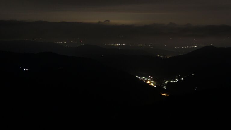 Dieses Bild zeigt eine Webcam-Aufnahme vom Achertal, aufgenommen am Montag, den 29.09.2025 um 23:30 Uhr. Die Temperatur betrug 9.9°C.