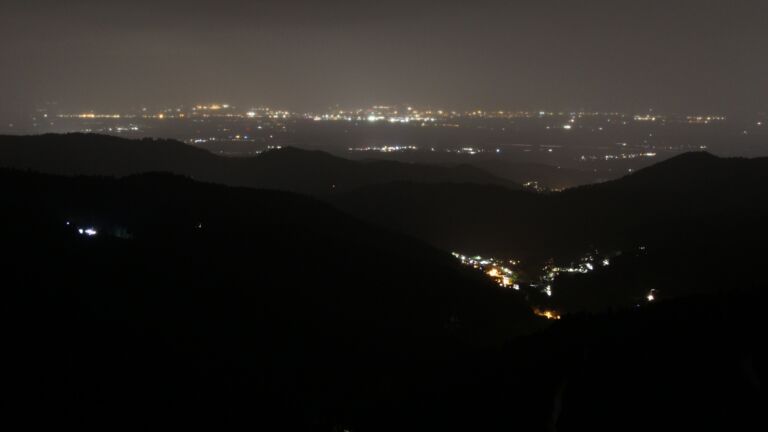 Dieses Bild zeigt eine Webcam-Aufnahme vom Achertal, aufgenommen am Mittwoch, den 29.10.2025 um 23:00 Uhr. Die Temperatur betrug 6.7°C.