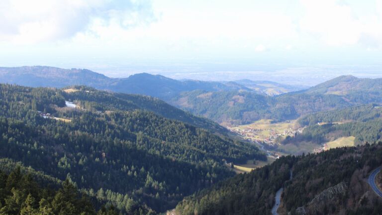 Dieses Bild zeigt eine Webcam-Aufnahme vom Achertal, aufgenommen am Samstag, den 07.02.2026 um 13:00 Uhr. Die Temperatur betrug 8.6°C.