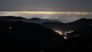 Dieses Bild zeigt eine Webcam-Aufnahme vom Achertal, aufgenommen am Samstag, den 27.12.2025 um 23:30 Uhr. Die Temperatur betrug 3.1°C.