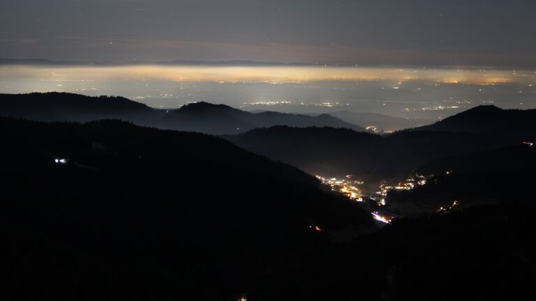 Dieses Bild zeigt eine Webcam-Aufnahme vom Achertal, aufgenommen am Samstag, den 27.12.2025 um 23:30 Uhr. Die Temperatur betrug 3.1°C.