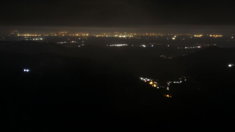 Dieses Bild zeigt eine Webcam-Aufnahme vom Achertal, aufgenommen am Freitag, den 28.11.2025 um 02:30 Uhr. Die Temperatur betrug -0.6°C.