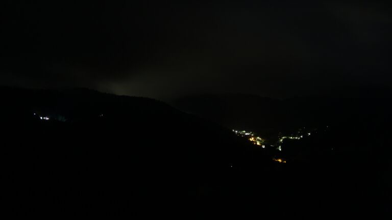 Dieses Bild zeigt eine Webcam-Aufnahme vom Achertal, aufgenommen am Dienstag, den 08.07.2025 um 01:30 Uhr. Die Temperatur betrug 8.1°C.