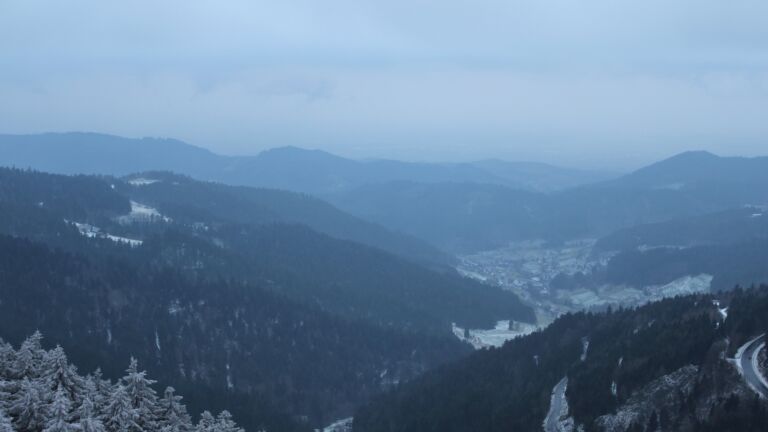 Dieses Bild zeigt eine Webcam-Aufnahme vom Achertal, aufgenommen am Mittwoch, den 24.12.2025 um 16:10 Uhr. Die Temperatur betrug -5.9°C.