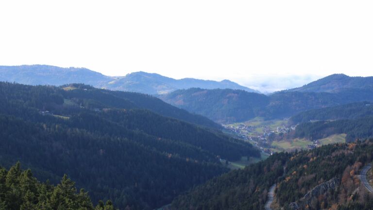 Dieses Bild zeigt eine Webcam-Aufnahme vom Achertal, aufgenommen am Montag, den 10.11.2025 um 14:00 Uhr. Die Temperatur betrug 9.2°C.