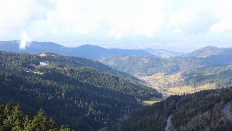 Dieses Bild zeigt eine Webcam-Aufnahme vom Achertal, aufgenommen am Samstag, den 07.02.2026 um 12:20 Uhr. Die Temperatur betrug 7.4°C.