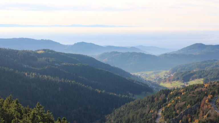 Dieses Bild zeigt eine Webcam-Aufnahme vom Achertal, aufgenommen am Donnerstag, den 06.11.2025 um 15:30 Uhr. Die Temperatur betrug 14.1°C.