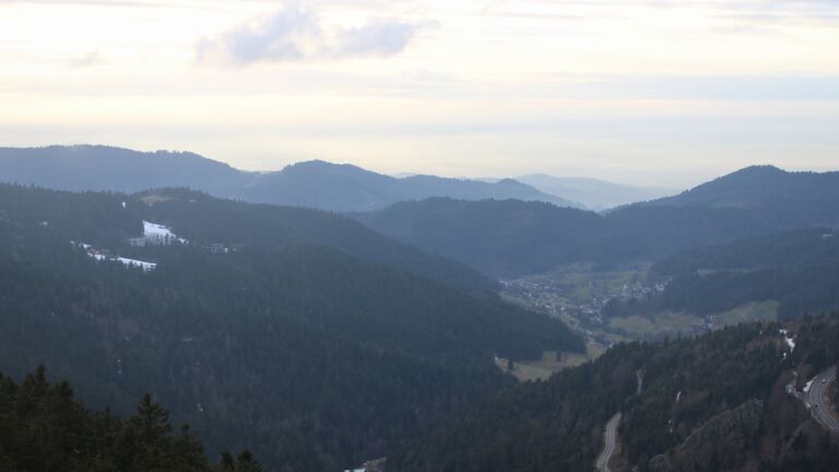 Dieses Bild zeigt eine Webcam-Aufnahme vom Achertal, aufgenommen am Sonntag, den 01.02.2026 um 16:40 Uhr. Die Temperatur betrug 2.5°C.