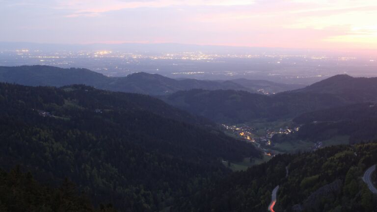 Dieses Bild zeigt eine Webcam-Aufnahme vom Achertal, aufgenommen am Dienstag, den 28.04.2026 um 21:10 Uhr. Die Temperatur betrug 11.9°C.