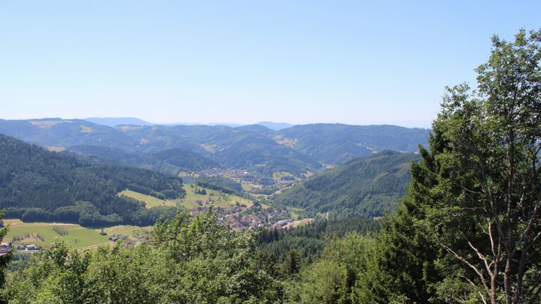 Dieses Bild zeigt eine Webcam-Aufnahme vom Achertal, aufgenommen am Freitag, den 10.07.2026 um 13:30 Uhr. Die Temperatur betrug 27.6°C.