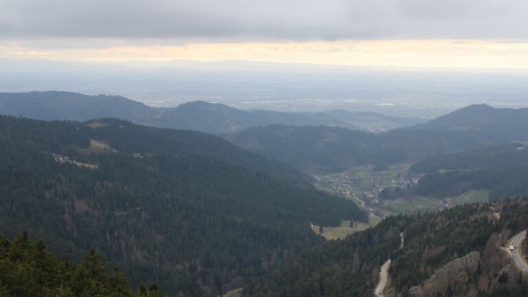 Dieses Bild zeigt eine Webcam-Aufnahme vom Achertal, aufgenommen am Samstag, den 28.02.2026 um 14:40 Uhr. Die Temperatur betrug 5.1°C.