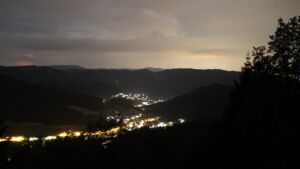 Dieses Bild zeigt eine Webcam-Aufnahme vom Achertal, aufgenommen am Dienstag, den 30.06.2026 um 23:50 Uhr. Die Temperatur betrug 21.3°C.