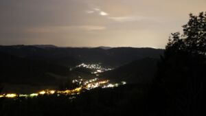 Dieses Bild zeigt eine Webcam-Aufnahme vom Achertal, aufgenommen am Mittwoch, den 22.07.2026 um 23:00 Uhr. Die Temperatur betrug 15.9°C.
