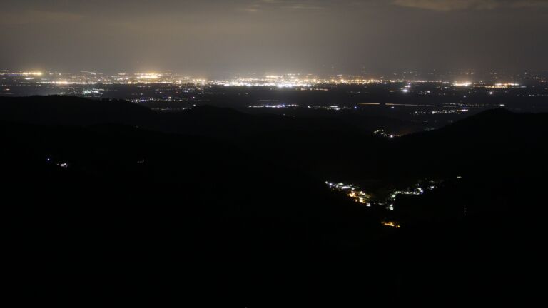 Dieses Bild zeigt eine Webcam-Aufnahme vom Achertal, aufgenommen am Dienstag, den 20.05.2025 um 00:30 Uhr. Die Temperatur betrug 10.9°C.