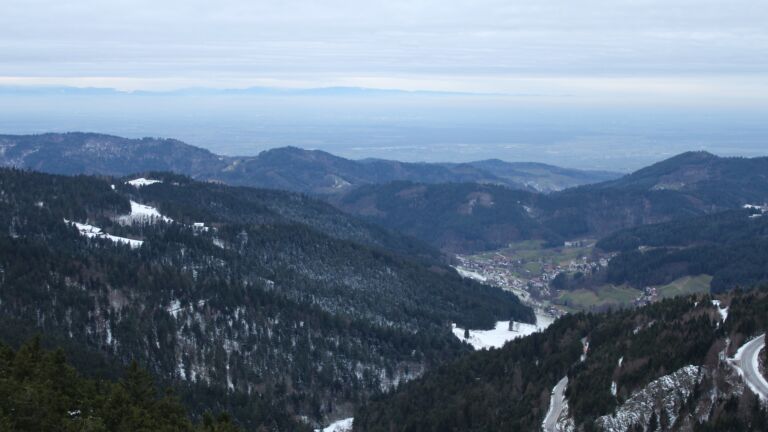 Dieses Bild zeigt eine Webcam-Aufnahme vom Achertal, aufgenommen am Sonntag, den 23.11.2025 um 16:20 Uhr. Die Temperatur betrug -1.5°C.