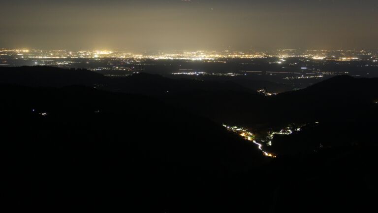 Dieses Bild zeigt eine Webcam-Aufnahme vom Achertal, aufgenommen am Mittwoch, den 30.04.2025 um 22:30 Uhr. Die Temperatur betrug 15.2°C.