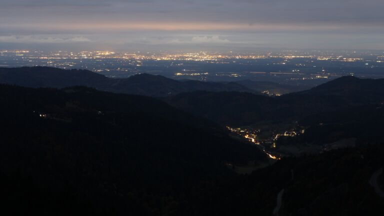 Dieses Bild zeigt eine Webcam-Aufnahme vom Achertal, aufgenommen am Freitag, den 17.10.2025 um 19:10 Uhr. Die Temperatur betrug 6.2°C.