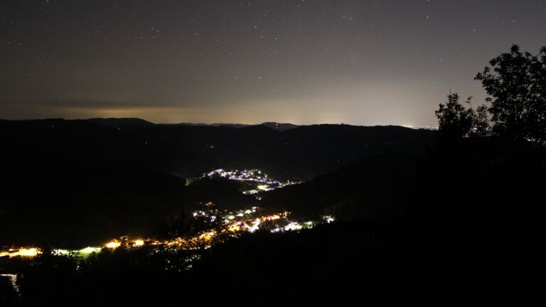Dieses Bild zeigt eine Webcam-Aufnahme vom Achertal, aufgenommen am Samstag, den 12.09.2026 um 00:00 Uhr. Die Temperatur betrug 14.9°C.