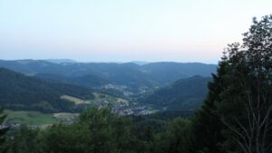 Dieses Bild zeigt eine Webcam-Aufnahme vom Achertal, aufgenommen am Donnerstag, den 18.06.2026 um 21:40 Uhr. Die Temperatur betrug 26.4°C.
