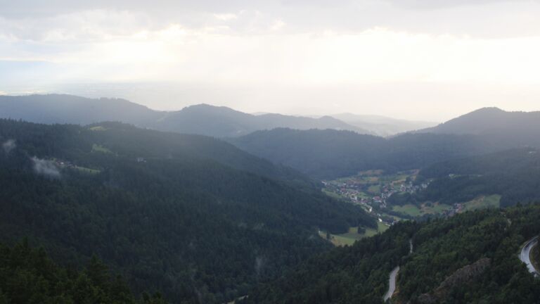 Dieses Bild zeigt eine Webcam-Aufnahme vom Achertal, aufgenommen am Montag, den 21.07.2025 um 20:10 Uhr. Die Temperatur betrug 13°C.