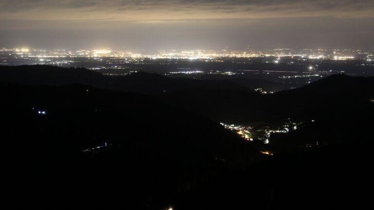 Dieses Bild zeigt eine Webcam-Aufnahme vom Achertal, aufgenommen am Samstag, den 18.04.2026 um 22:00 Uhr. Die Temperatur betrug 12.2°C.