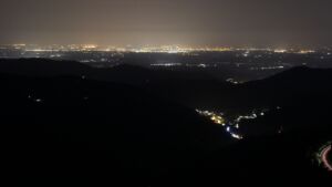 Dieses Bild zeigt eine Webcam-Aufnahme vom Achertal, aufgenommen am Freitag, den 13.06.2025 um 23:50 Uhr. Die Temperatur betrug 20.6°C.