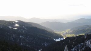 Dieses Bild zeigt eine Webcam-Aufnahme vom Achertal, aufgenommen am Mittwoch, den 01.04.2026 um 18:40 Uhr. Die Temperatur betrug 2.4°C.