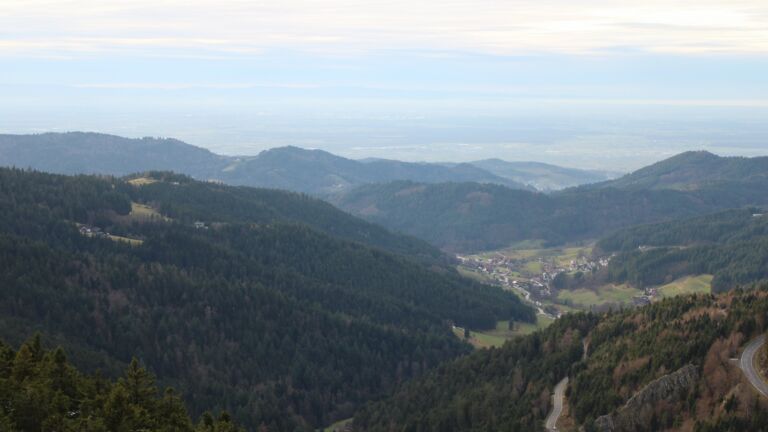 Dieses Bild zeigt eine Webcam-Aufnahme vom Achertal, aufgenommen am Dienstag, den 02.12.2025 um 15:40 Uhr. Die Temperatur betrug 5.1°C.