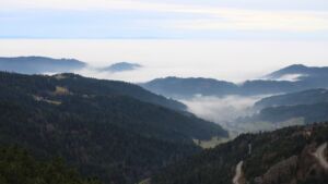 Dieses Bild zeigt eine Webcam-Aufnahme vom Achertal, aufgenommen am Dienstag, den 16.12.2025 um 14:30 Uhr. Die Temperatur betrug 10.8°C.