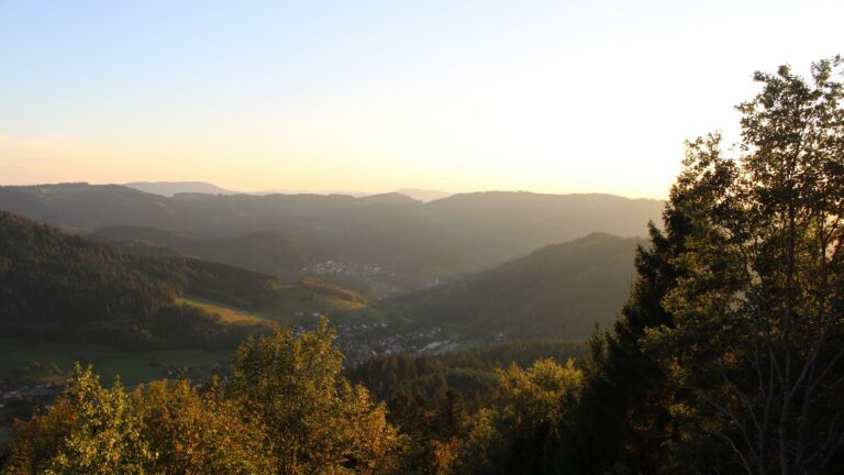 Dieses Bild zeigt eine Webcam-Aufnahme vom Achertal, aufgenommen am Dienstag, den 06.10.2026 um 18:30 Uhr. Die Temperatur betrug 21.2°C.
