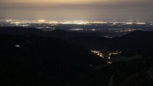 Dieses Bild zeigt eine Webcam-Aufnahme vom Achertal, aufgenommen am Mittwoch, den 10.12.2025 um 04:00 Uhr. Die Temperatur betrug 8°C.