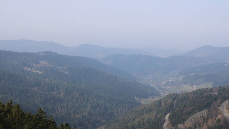 Dieses Bild zeigt eine Webcam-Aufnahme vom Achertal, aufgenommen am Montag, den 09.03.2026 um 10:10 Uhr. Die Temperatur betrug 9.9°C.