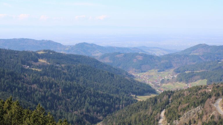 Dieses Bild zeigt eine Webcam-Aufnahme vom Achertal, aufgenommen am Dienstag, den 03.03.2026 um 12:20 Uhr. Die Temperatur betrug 10.7°C.